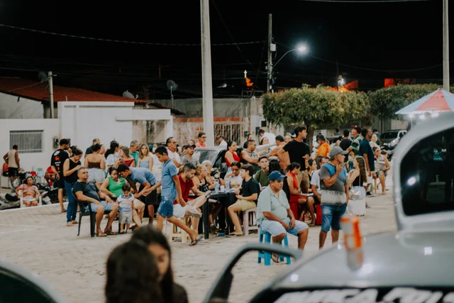 Fiéis e famílias reunidos ao ar livre durante a campanha Restaurando a Casa do Senhor