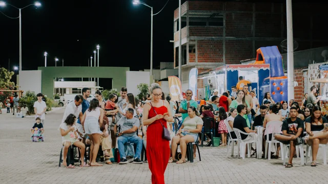 Famílias e participantes reunidos na praça durante o encontro da campanha