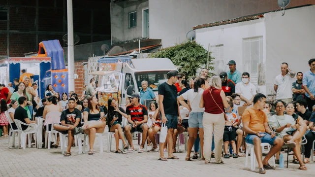 Público acompanhando a campanha em um encontro ao ar livre